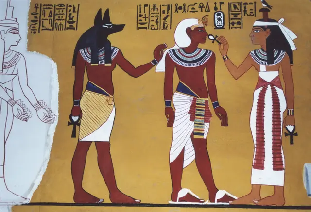 An der Südwand wird der Pharao zwischen Anubis, dem Gott der Totenrituale und der Göttin Hathor dargestellt. Sie war die Göttin des Himmels und die Patronin der Liebe, Schönheit, Musik, Freude und Fruchtbarkeit. | Foto: Kurt Wolter