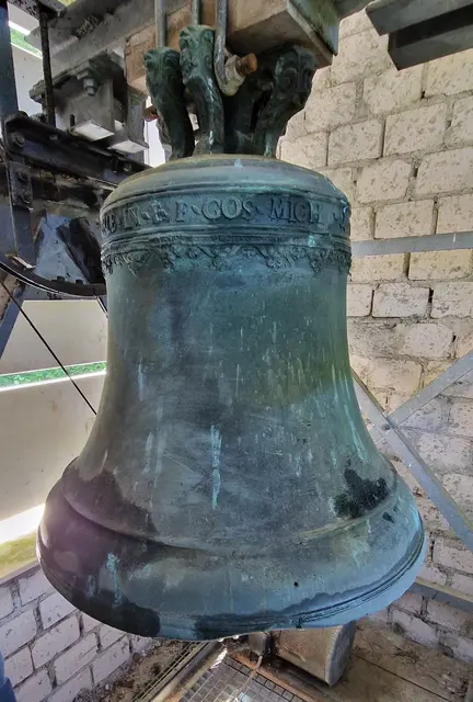 Glocke aus der alten Kirche von Breidenstein - Inschrift:
AUS DEM FEUER FLOS ICH HANS KERLE IN F. F. (Frankfurt)
GOS MICH 1600.