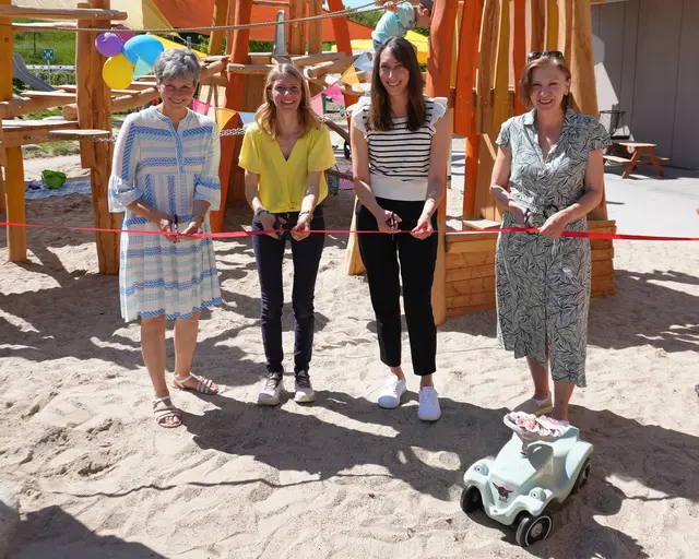 Brigitte Grohmann, Dritte Bürgermeisterin, Susanne Mielke, Leitung Kinderhaus und Conti am Ballonstartplatz, Christina Kessel, Sachgebietsleiterin KJS, und Gertrud Baumann, Facility- u. Gebäudemanagement (von links) zerschneiden das Rote Band und eröffnen so offiziell die neue Spiellandschaft. | Foto: Stadt Gersthofen (Kai Schwarz)
