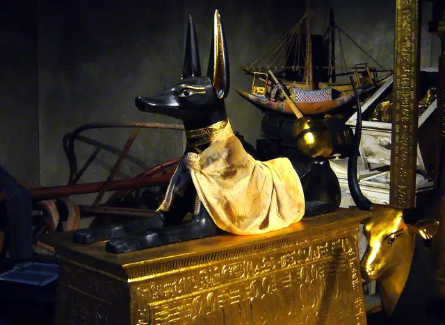 Auch der Schakalgott Anubis, der die Gräber beschützen sollte, konnte ein Eindringen der Räuber nicht verhindern.  | Foto: Kurt Wolter