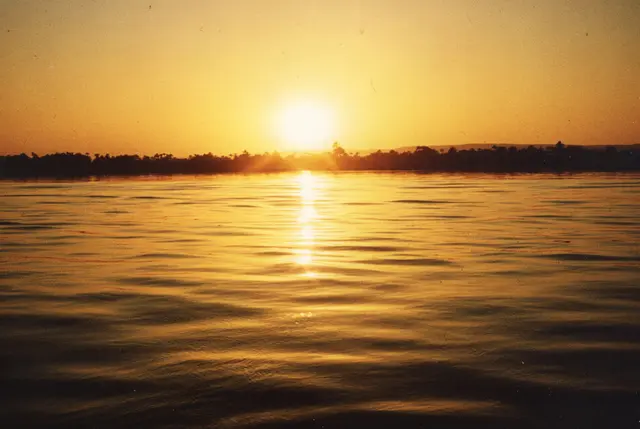 Der Sonnengott Amun Re, der tagtäglich in einer Barke über den Himmel fährt, steigt am Abend  im Westen hinter dem Nil in die Untwerwelt hinab, wo er sich auf seiner Reise verjüngt und am nächsten Tag im Osten wiedergeboren wird. Damit ist auch unsere Reise durch das alte Ägypten beendet. | Foto: Kurt Wolter