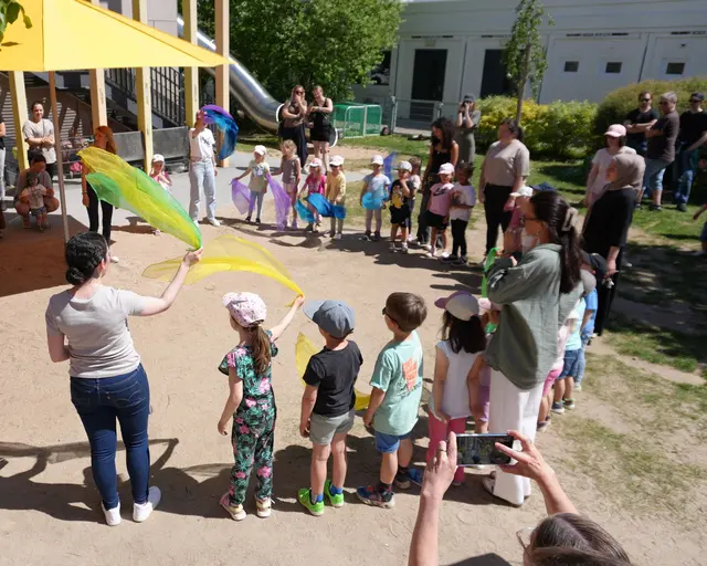 Die Kinder des Kinderhauses am Ballonstartplatz tanzten zur Eröffnung des Sommerpicknicks. | Foto: Stadt Gersthofen (Kai Schwarz)