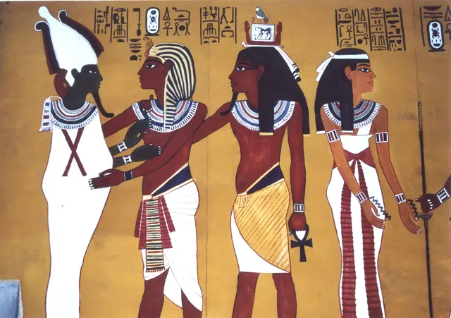 Osiris (links), Herrscher und Richter der Unterwelt, umarmt den toten Pharao, der von seinem Ka, der ihn beseelenden Lebenskraft, begleitet wird.  | Foto: Kurt Wolter