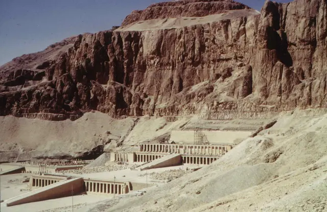 Vorbei führt er am Totentempel der Königin Hatschepsut in Deir el-Bahari.  | Foto: Kurt Wolter