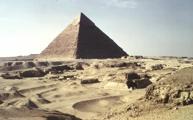 So gigantisch die Pyramiden des Alten Reichs auch waren - etwa 120 an der Zahl - so waren sie doch keine sichere Begräbnisstätte. Sämtliche wurden ausgeraubt. 
Im Bild die Chefrenpyramide mit Gräberfeld. Nach der Cheopspyramide ist sie das zweitgrößte Steinbauwerk der Erde. | Foto: Kurt Wolter