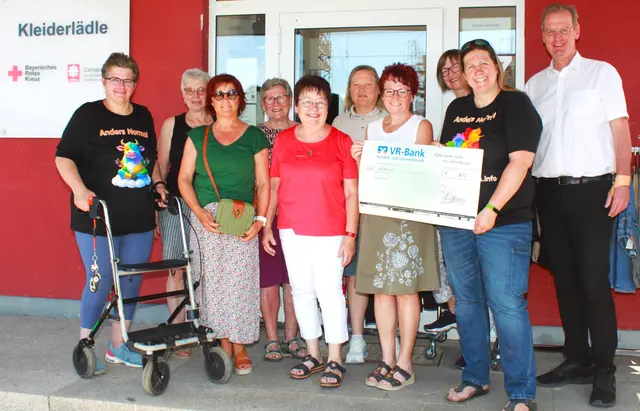 Spendenübergabe im Meitinger Kleiderlädle (von links): Heike Baumgärtner (2. Vor-sitzende „Anders Normal), Helga Tobiasch, Rosi Dahlmann, Lore Steppich, Monika Heider, Andrea Amador (stell. Vorsitzende des BRK Kreisverbandes Augsburg – Land), Margit Mayer, Marga Nadolny, Heike Rabas (1. Vorsitzende „Anders Normal“), Axel Schuch, Sachgebietsleiter Soziales, Bayerisches Rotes Kreuz Kreisverband Augsburg Land. | Foto: Peter Heider