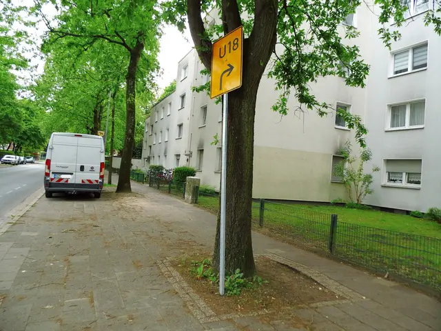 Verkehrsschild zur U18 - Umleitungsstrecke, unerklärlicherweise angelehnt an einem Baum an der Isselstraße in Wesel | Foto: Siegmund Walter, 17.05.2026, 13:29 Uhr