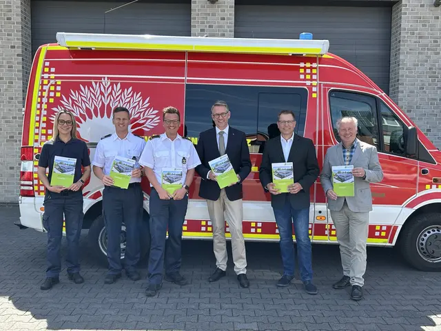 Jahresbericht Kreisleitstelle.
 v.l. Mareike Mußog, Dennis Kleine-Natrop, Leitstellen-Leiter Niklas Killewald, Landrat Ingo Brohl, Vorstandsmitglied Dr. Lars Rentmeister, Fränk Brändel (Leiter Fachdienst Sicherheit und Ordnung) | Foto: Pressestelle Kreis Wesel