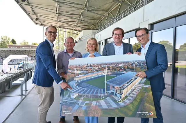 Vertreter von Stadt und Stadtwerke stellen die Photovoltaikanlage auf dem Sportpark Lohrheide in Bochum am 28.05.2026 vor.  | Foto:  Stadt Bochum