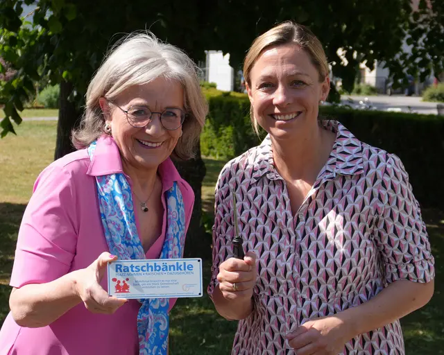 Susanne Olita, Erste Bürgermeisterin (rechts), und die erste Vorsitzende des Seniorenbeirats Ilona Kramer freuen sich, dass nun vier Ratschbänkle in Gersthofen stehen.