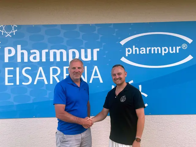 Maxi Helling steht ab sofort für den EHC Königsbrunn als Chefcoach hinter der Bande (im Bild links Teammanager Sven Rampf, rechts Maxi Helling) | Foto: EHC Königsbrunn