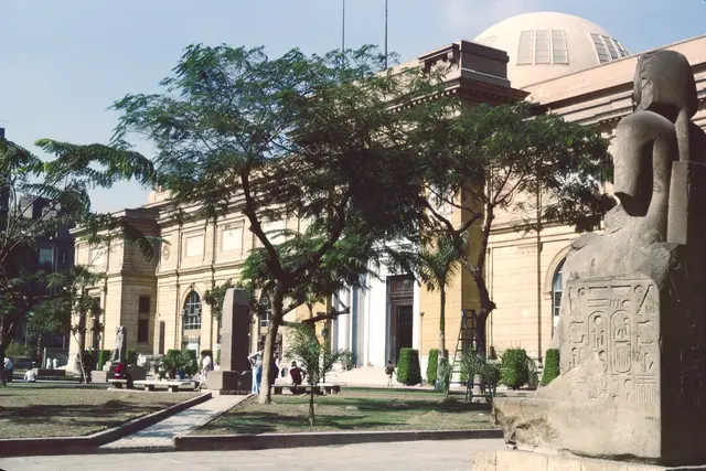 Viele der anderen Königsmumien, z.B. von Ramses dem Großen, Tutmosis oder Setos, konnte ich mir im Ägyptischen Museum in Kairo ansehen. Dabei kann man in ihre Gesichter schauen, in Gesichter, die tatsächlich zu biblischen Zeiten gelebt haben. Das berührt.
Heute gibt es ein neues, riesengroßes Museum in der Nähe der drei Pyramiden von Gizeh. | Foto: Kurt Wolter