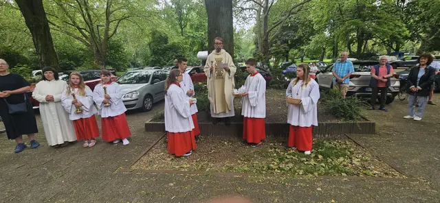 Foto: Zahlreiche Gottesdienstbesucher und weitere Gäste aus Duisburg und der Umgebung nahmen an der Fahrzeugsegnung vor der Herz-Jesu-Kirche in Duisburg-Neumühl teil. Pater Tobias Breer segnete die Fahrzeuge und verteilte gesegnete Christophorus-Plaketten als Z