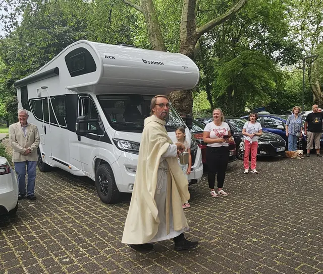 Foto: Zahlreiche Gottesdienstbesucher und weitere Gäste aus Duisburg und der Umgebung nahmen an der Fahrzeugsegnung vor der Herz-Jesu-Kirche in Duisburg-Neumühl teil. Pater Tobias Breer segnete die Fahrzeuge und verteilte gesegnete Christophorus-Plaketten als Z