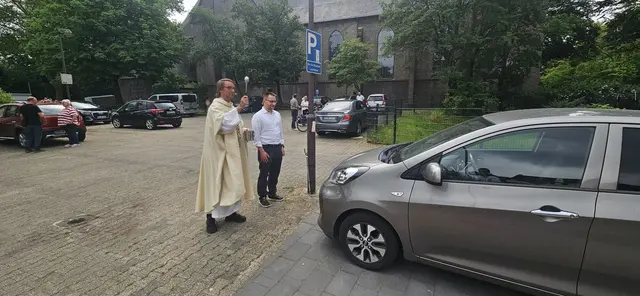 Foto: Zahlreiche Gottesdienstbesucher und weitere Gäste aus Duisburg und der Umgebung nahmen an der Fahrzeugsegnung vor der Herz-Jesu-Kirche in Duisburg-Neumühl teil. Pater Tobias Breer segnete die Fahrzeuge und verteilte gesegnete Christophorus-Plaketten als Z