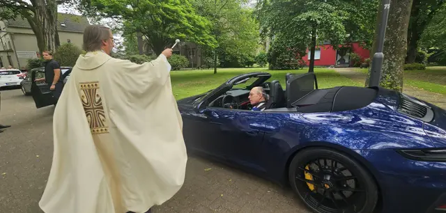 Foto: Zahlreiche Gottesdienstbesucher und weitere Gäste aus Duisburg und der Umgebung nahmen an der Fahrzeugsegnung vor der Herz-Jesu-Kirche in Duisburg-Neumühl teil. Pater Tobias Breer segnete die Fahrzeuge und verteilte gesegnete Christophorus-Plaketten als Z