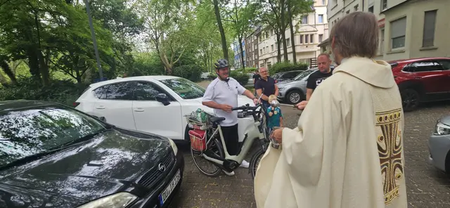 Foto: Zahlreiche Gottesdienstbesucher und weitere Gäste aus Duisburg und der Umgebung nahmen an der Fahrzeugsegnung vor der Herz-Jesu-Kirche in Duisburg-Neumühl teil. Pater Tobias Breer segnete die Fahrzeuge und verteilte gesegnete Christophorus-Plaketten als Z