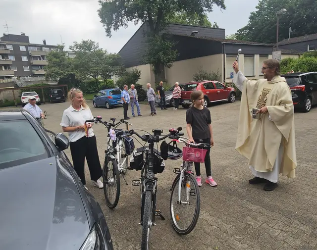 Foto: Zahlreiche Gottesdienstbesucher und weitere Gäste aus Duisburg und der Umgebung nahmen an der Fahrzeugsegnung vor der Herz-Jesu-Kirche in Duisburg-Neumühl teil. Pater Tobias Breer segnete die Fahrzeuge und verteilte gesegnete Christophorus-Plaketten als Z