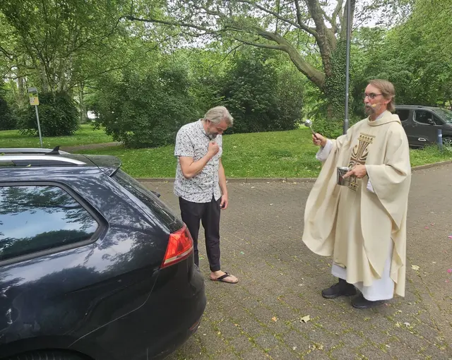 Foto: Zahlreiche Gottesdienstbesucher und weitere Gäste aus Duisburg und der Umgebung nahmen an der Fahrzeugsegnung vor der Herz-Jesu-Kirche in Duisburg-Neumühl teil. Pater Tobias Breer segnete die Fahrzeuge und verteilte gesegnete Christophorus-Plaketten als Z