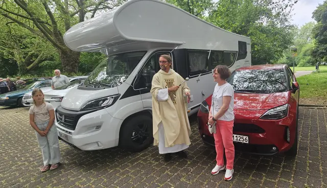 Foto: Zahlreiche Gottesdienstbesucher und weitere Gäste aus Duisburg und der Umgebung nahmen an der Fahrzeugsegnung vor der Herz-Jesu-Kirche in Duisburg-Neumühl teil. Pater Tobias Breer segnete die Fahrzeuge und verteilte gesegnete Christophorus-Plaketten als Z