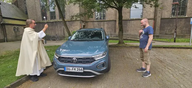 Foto: Zahlreiche Gottesdienstbesucher und weitere Gäste aus Duisburg und der Umgebung nahmen an der Fahrzeugsegnung vor der Herz-Jesu-Kirche in Duisburg-Neumühl teil. Pater Tobias Breer segnete die Fahrzeuge und verteilte gesegnete Christophorus-Plaketten als Z