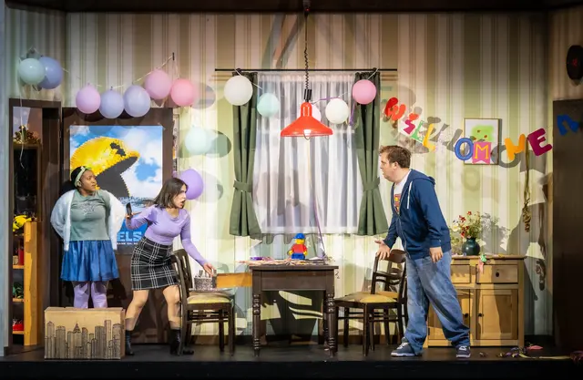 Die Familienoper "Die verzauberte Stadt" von Samuel Penderbayne nach dem gleichnamigen Roman von Edith Nesbit wurde nun im Aalto-Musiktheater in Essen uraufgeführt. In den beiden Hauptpartien zu erleben sind Mercy Malieloa und Elia Cohen Weissert als Lucy sowie Aljoscha Lennert als Philip. Die musikalische Leitung hat Michael Zlabinger. Von links: Mercy Malieloa (Lucy), Liliana de Sousa (Nique), Aljoscha Lennert (Philip).

 | Foto: Matthias Jung