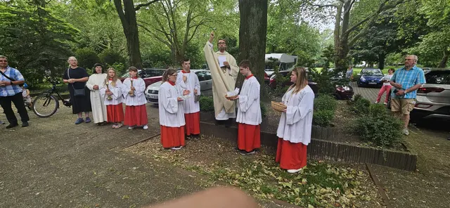 Foto: Zahlreiche Gottesdienstbesucher und weitere Gäste aus Duisburg und der Umgebung nahmen an der Fahrzeugsegnung vor der Herz-Jesu-Kirche in Duisburg-Neumühl teil. Pater Tobias Breer segnete die Fahrzeuge und verteilte gesegnete Christophorus-Plaketten als Z