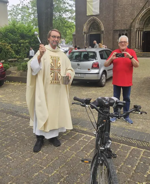 Foto: Zahlreiche Gottesdienstbesucher und weitere Gäste aus Duisburg und der Umgebung nahmen an der Fahrzeugsegnung vor der Herz-Jesu-Kirche in Duisburg-Neumühl teil. Pater Tobias Breer segnete die Fahrzeuge und verteilte gesegnete Christophorus-Plaketten als Z