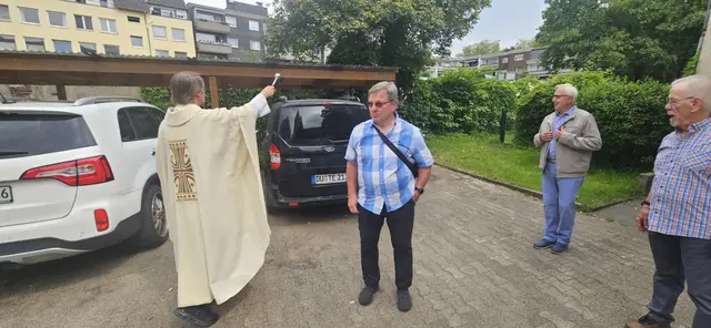 Foto: Zahlreiche Gottesdienstbesucher und weitere Gäste aus Duisburg und der Umgebung nahmen an der Fahrzeugsegnung vor der Herz-Jesu-Kirche in Duisburg-Neumühl teil. Pater Tobias Breer segnete die Fahrzeuge und verteilte gesegnete Christophorus-Plaketten als Z