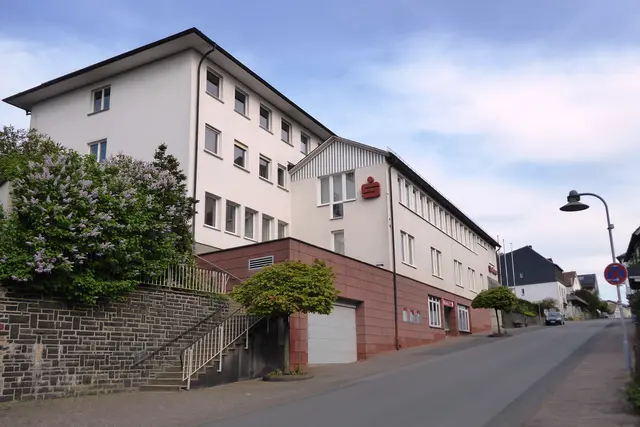 Hauptstraße 5. Die Zweigstelle Battenberg (Eder) der Sparkasse Marburg-Biedenkopf.