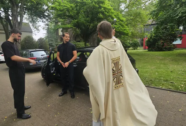 Foto: Zahlreiche Gottesdienstbesucher und weitere Gäste aus Duisburg und der Umgebung nahmen an der Fahrzeugsegnung vor der Herz-Jesu-Kirche in Duisburg-Neumühl teil. Pater Tobias Breer segnete die Fahrzeuge und verteilte gesegnete Christophorus-Plaketten als Z
