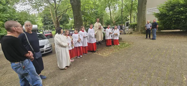 Foto: Zahlreiche Gottesdienstbesucher und weitere Gäste aus Duisburg und der Umgebung nahmen an der Fahrzeugsegnung vor der Herz-Jesu-Kirche in Duisburg-Neumühl teil. Pater Tobias Breer segnete die Fahrzeuge und verteilte gesegnete Christophorus-Plaketten als Z