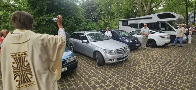 Foto: Zahlreiche Gottesdienstbesucher und weitere Gäste aus Duisburg und der Umgebung nahmen an der Fahrzeugsegnung vor der Herz-Jesu-Kirche in Duisburg-Neumühl teil. Pater Tobias Breer segnete die Fahrzeuge und verteilte gesegnete Christophorus-Plaketten als Z