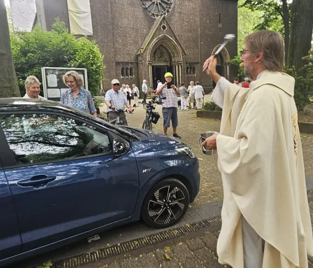 Foto: Zahlreiche Gottesdienstbesucher und weitere Gäste aus Duisburg und der Umgebung nahmen an der Fahrzeugsegnung vor der Herz-Jesu-Kirche in Duisburg-Neumühl teil. Pater Tobias Breer segnete die Fahrzeuge und verteilte gesegnete Christophorus-Plaketten als Z