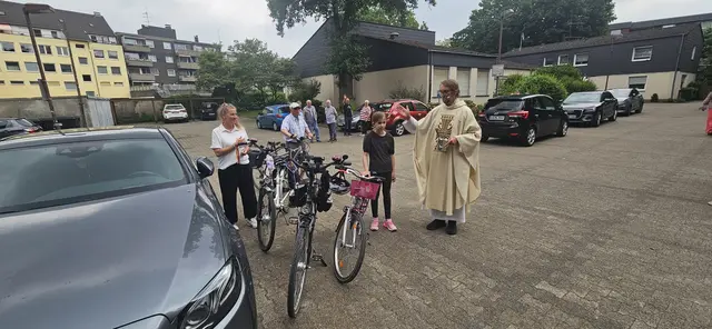 Foto: Zahlreiche Gottesdienstbesucher und weitere Gäste aus Duisburg und der Umgebung nahmen an der Fahrzeugsegnung vor der Herz-Jesu-Kirche in Duisburg-Neumühl teil. Pater Tobias Breer segnete die Fahrzeuge und verteilte gesegnete Christophorus-Plaketten als Z