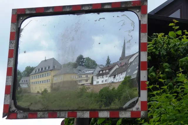 Die Oberstadt im Spiegel aus dem Hain.