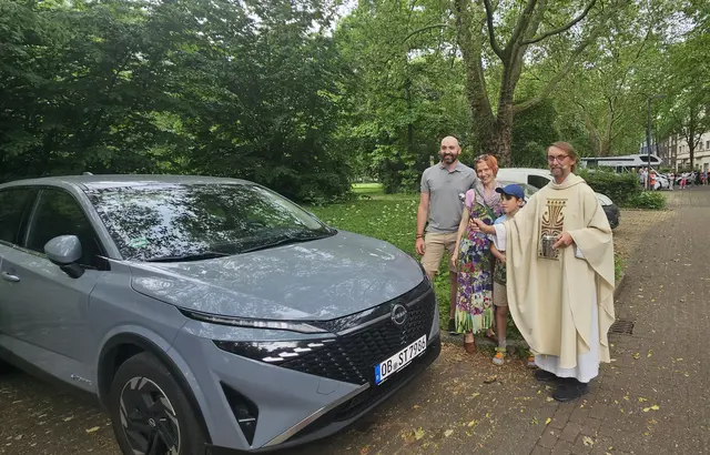 Foto: Zahlreiche Gottesdienstbesucher und weitere Gäste aus Duisburg und der Umgebung nahmen an der Fahrzeugsegnung vor der Herz-Jesu-Kirche in Duisburg-Neumühl teil. Pater Tobias Breer segnete die Fahrzeuge und verteilte gesegnete Christophorus-Plaketten als Z
