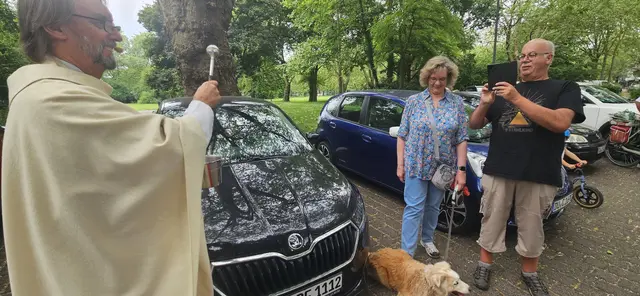 Foto: Zahlreiche Gottesdienstbesucher und weitere Gäste aus Duisburg und der Umgebung nahmen an der Fahrzeugsegnung vor der Herz-Jesu-Kirche in Duisburg-Neumühl teil. Pater Tobias Breer segnete die Fahrzeuge und verteilte gesegnete Christophorus-Plaketten als Z