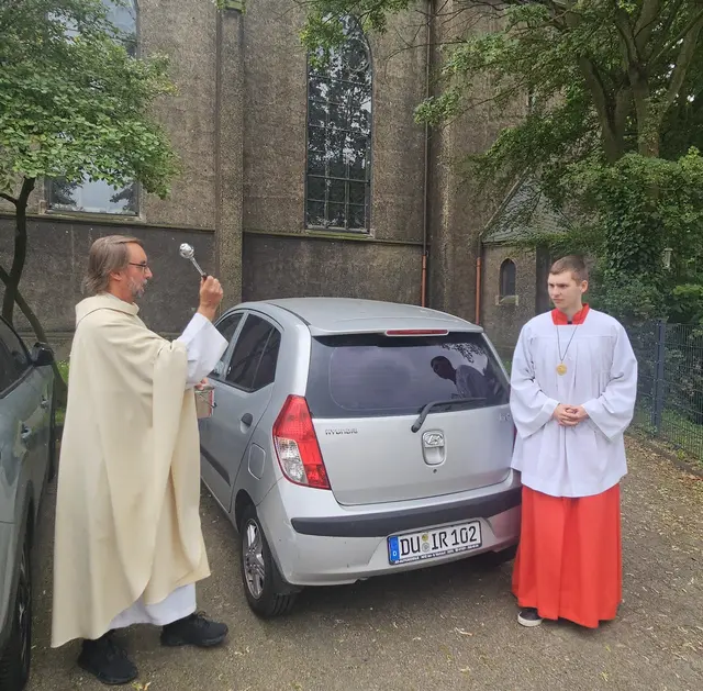 Foto: Zahlreiche Gottesdienstbesucher und weitere Gäste aus Duisburg und der Umgebung nahmen an der Fahrzeugsegnung vor der Herz-Jesu-Kirche in Duisburg-Neumühl teil. Pater Tobias Breer segnete die Fahrzeuge und verteilte gesegnete Christophorus-Plaketten als Z