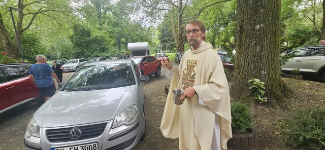 Foto: Zahlreiche Gottesdienstbesucher und weitere Gäste aus Duisburg und der Umgebung nahmen an der Fahrzeugsegnung vor der Herz-Jesu-Kirche in Duisburg-Neumühl teil. Pater Tobias Breer segnete die Fahrzeuge und verteilte gesegnete Christophorus-Plaketten als Z