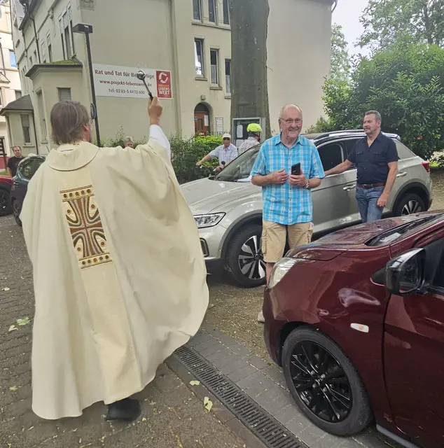 Foto: Zahlreiche Gottesdienstbesucher und weitere Gäste aus Duisburg und der Umgebung nahmen an der Fahrzeugsegnung vor der Herz-Jesu-Kirche in Duisburg-Neumühl teil. Pater Tobias Breer segnete die Fahrzeuge und verteilte gesegnete Christophorus-Plaketten als Z