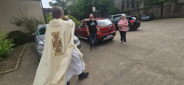 Foto: Zahlreiche Gottesdienstbesucher und weitere Gäste aus Duisburg und der Umgebung nahmen an der Fahrzeugsegnung vor der Herz-Jesu-Kirche in Duisburg-Neumühl teil. Pater Tobias Breer segnete die Fahrzeuge und verteilte gesegnete Christophorus-Plaketten als Z