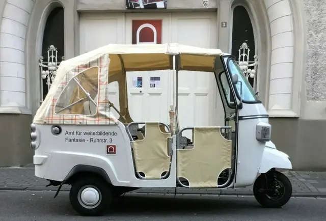 Eine Ape: Kunstshuttle für Paraden und Empfänge - vor dem "Amt für weiterbildende Fantasie" in der Ruhrtalstadt Mülheim