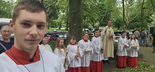 Foto: Zahlreiche Gottesdienstbesucher und weitere Gäste aus Duisburg und der Umgebung nahmen an der Fahrzeugsegnung vor der Herz-Jesu-Kirche in Duisburg-Neumühl teil. Pater Tobias Breer segnete die Fahrzeuge und verteilte gesegnete Christophorus-Plaketten als Z