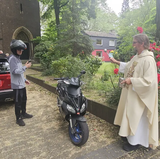 Foto: Zahlreiche Gottesdienstbesucher und weitere Gäste aus Duisburg und der Umgebung nahmen an der Fahrzeugsegnung vor der Herz-Jesu-Kirche in Duisburg-Neumühl teil. Pater Tobias Breer segnete die Fahrzeuge und verteilte gesegnete Christophorus-Plaketten als Z