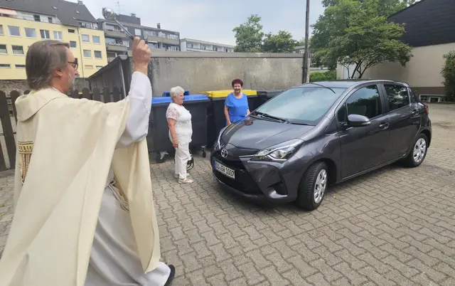 Foto: Zahlreiche Gottesdienstbesucher und weitere Gäste aus Duisburg und der Umgebung nahmen an der Fahrzeugsegnung vor der Herz-Jesu-Kirche in Duisburg-Neumühl teil. Pater Tobias Breer segnete die Fahrzeuge und verteilte gesegnete Christophorus-Plaketten als Z