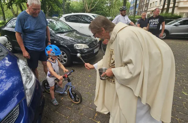 Foto: Zahlreiche Gottesdienstbesucher und weitere Gäste aus Duisburg und der Umgebung nahmen an der Fahrzeugsegnung vor der Herz-Jesu-Kirche in Duisburg-Neumühl teil. Pater Tobias Breer segnete die Fahrzeuge und verteilte gesegnete Christophorus-Plaketten als Z