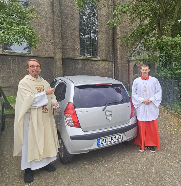 Foto: Zahlreiche Gottesdienstbesucher und weitere Gäste aus Duisburg und der Umgebung nahmen an der Fahrzeugsegnung vor der Herz-Jesu-Kirche in Duisburg-Neumühl teil. Pater Tobias Breer segnete die Fahrzeuge und verteilte gesegnete Christophorus-Plaketten als Z