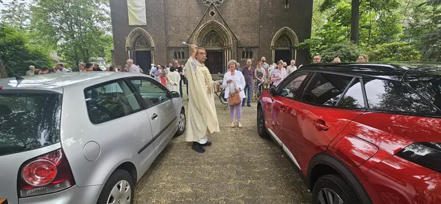 Foto: Zahlreiche Gottesdienstbesucher und weitere Gäste aus Duisburg und der Umgebung nahmen an der Fahrzeugsegnung vor der Herz-Jesu-Kirche in Duisburg-Neumühl teil. Pater Tobias Breer segnete die Fahrzeuge und verteilte gesegnete Christophorus-Plaketten als Z
