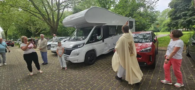 Foto: Zahlreiche Gottesdienstbesucher und weitere Gäste aus Duisburg und der Umgebung nahmen an der Fahrzeugsegnung vor der Herz-Jesu-Kirche in Duisburg-Neumühl teil. Pater Tobias Breer segnete die Fahrzeuge und verteilte gesegnete Christophorus-Plaketten als Z